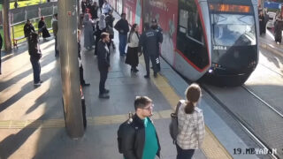 Segurança salva mulher distraída de ser colhida por elétrico na Turquia