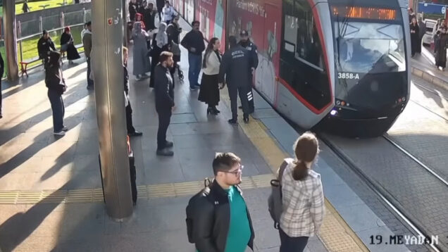 Segurança salva mulher distraída de ser colhida por elétrico na Turquia
