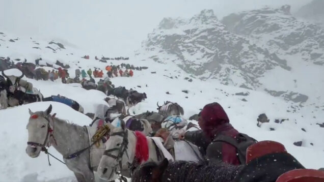 Tempestade de neve deixa centenas de pessoas presas no Evereste