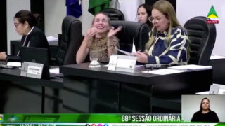 Vereadora não contém o riso durante votação de projeto que proíbe atendimento de Bebés Reborn