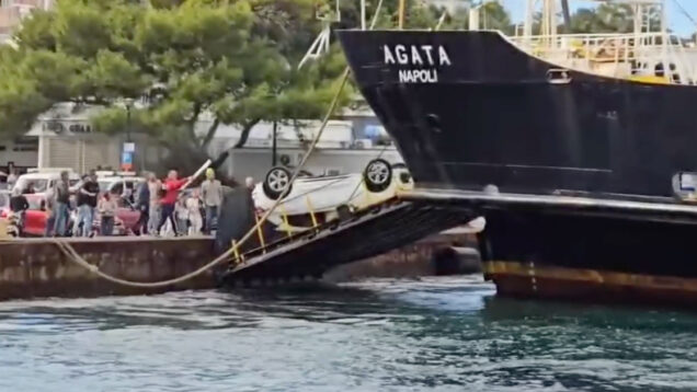 Audi Q3 capota ao sair de ferry e quase cai ao mar com família no interior