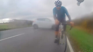 Ciclistas escapam por centímetros a carro desgovernado em alta velocidade