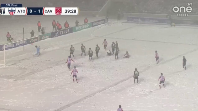 Golo de bicicleta na neve sob um nevão decidiu o campeonato do Canadá