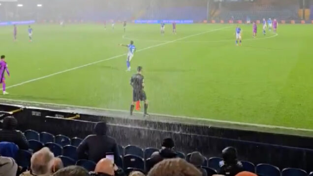 Infiltração transforma árbitro assistente em protagonista durante o jogo entre Stockport e Wigan