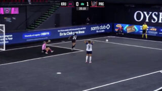 Jogadora remata à própria baliza na Queens League e guarda-redes salva o erro com defesa incrível