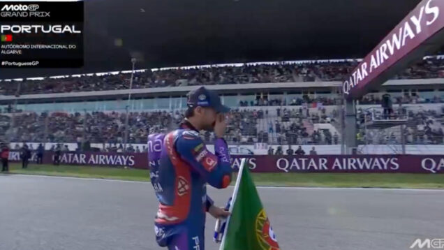 Miguel Oliveira despediu-se em lágrimas e com a bandeira de Portugal em punho