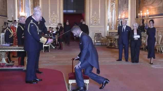 Rei Carlos III condecora o ex-futebolista após 15 anos de espera