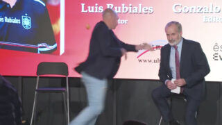 Rubiales é atacado com ovos pelo próprio tio durante a apresentação do seu livro