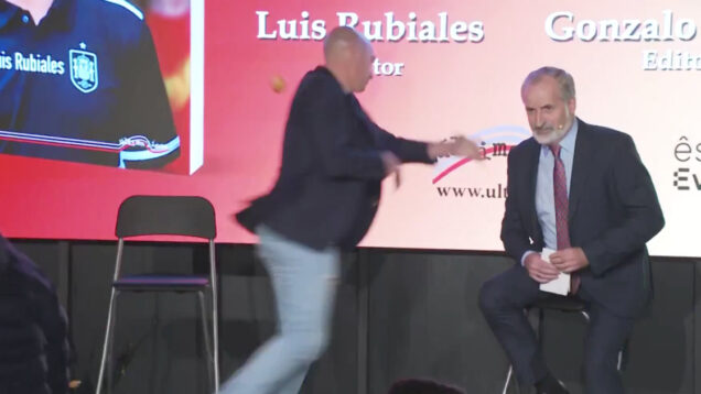 Rubiales é atacado com ovos pelo próprio tio durante a apresentação do seu livro