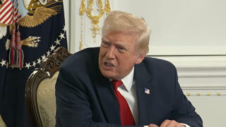 Trump perde a calma e insulta jornalista durante polémica sobre tiroteio