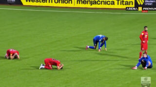 morte de treinador interrompe jogo e jogadores desabam no relvado