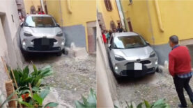 Carro fica preso em rua estreita na Sardenha após condutor seguir instruções do GPS