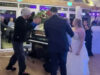 Chris Martin aparece de surpresa num casamento para abrir baile dos noivos
