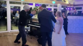 Chris Martin aparece de surpresa num casamento para abrir baile dos noivos