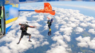 Paraquedista fica preso na asa de avião a mais de 4500 metros de altura