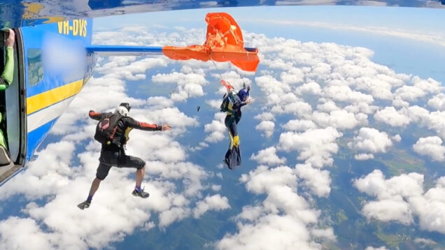 Paraquedista fica preso na asa de avião a mais de 4500 metros de altura