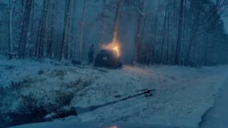 Polícia salva condutor de Tesla em chamas em plena tempestade de neve nos EUA