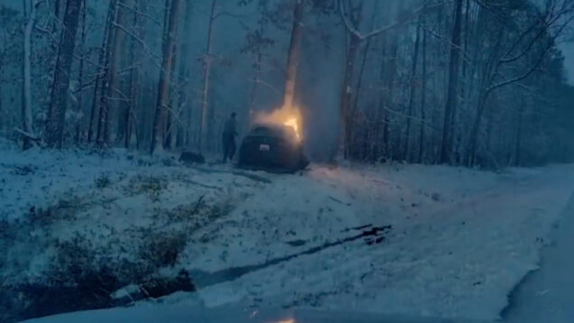 Polícia salva condutor de Tesla em chamas em plena tempestade de neve nos EUA