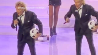 Rod Stewart perde a paciência com fã durante concerto