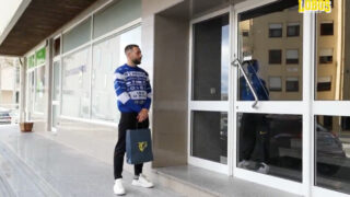 Tiago Esgaio fez de Pai Natal e recompensou o único adepto que apoiou o Arouca nos Açores