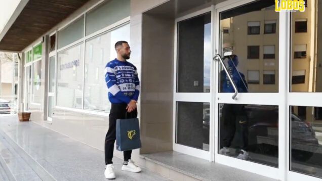 Tiago Esgaio fez de Pai Natal e recompensou o único adepto que apoiou o Arouca nos Açores