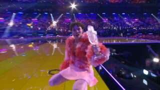 Vencedor da Eurovisão 2024 devolve troféu em protesto contra a presença de Israel