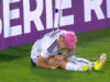 Jogador tenta panenka, falha o penálti redondamente e acaba a queixar-se de lesão