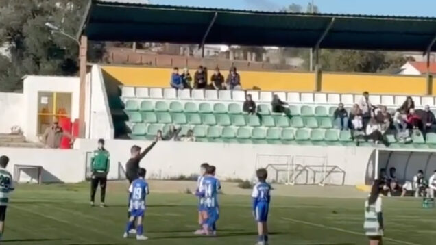 Miúdo de 11 anos admite que marcou golo com o braço e é aplaudido por todos