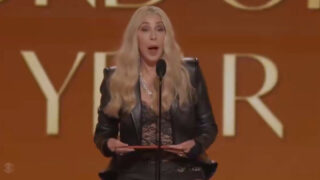 Cher anuncia acidentalmente prémio de Grammy para artista que morreu há 20 anos