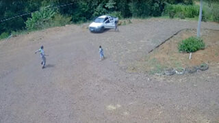 Crianças saltam de carro em andamento após soltarem o travão de mão durante brincadeira