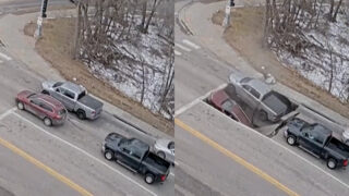 Estrada cede nos EUA e engole dois carros em pleno semáforo