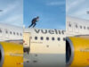 Homem corre pelo tejadilho de avião em Valência e provoca atraso de duas horas