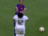Ronaldinho e Marcelo protagonizam momento viral no clássico de lendas