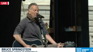 Bruce Springsteen canta Streets of Minneapolis na manifestação “No Kings”