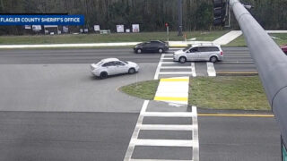 Câmaras de videovigilância filmam homem a conduzir em marcha-atrás no trânsito nos EUA