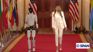 Robô humanoide surpreende ao discursar ao lado de Melania Trump na Casa Branca