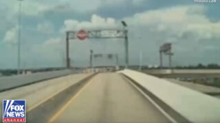 Vídeo mostra Tesla Cybertruck quase a lançar mãe e bebé de viaduto nos EUA