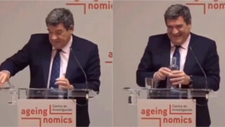 Presidente do Banco Central espanhol confunde porta-copos com copo ao colocar água e não contém o riso