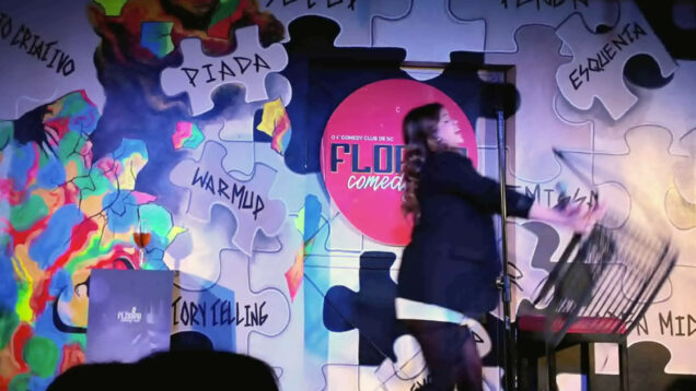 Comediante é agredida com uma cadeira por mulher que não gostou das piadas