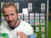 Harry Kane cantou com os adeptos e ficou sem voz para falar com os jornalistas