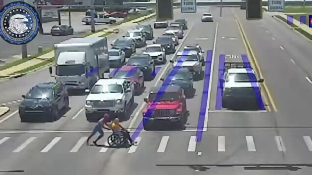 Homem vestido de Homem-Aranha sai do carro e ajuda homem em cadeira de rodas no trânsito