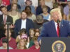 Imitador rouba atenções em comício de Donald Trump e o momento torna-se viral