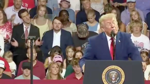 Imitador rouba atenções em comício de Donald Trump e o momento torna-se viral
