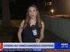 Repórter surpreende ao manter a calma enquanto uma barata lhe sobe pelo pescoço