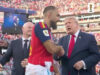 recebeu a medalha e cumprimentou Trump sem olhar para ele