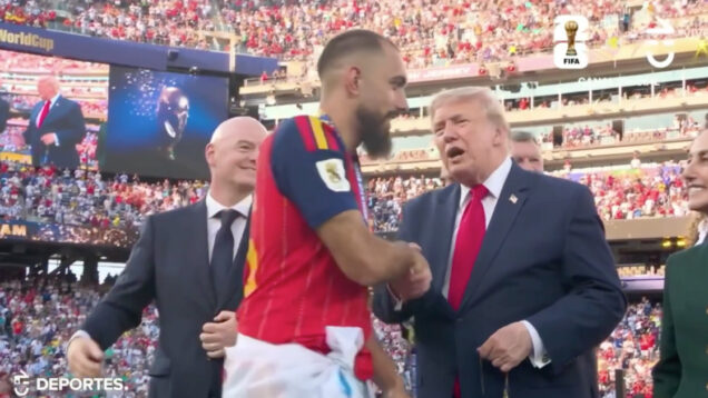 recebeu a medalha e cumprimentou Trump sem olhar para ele