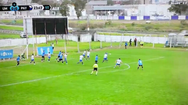 Bola sai do estádio e provoca acidente de viação durante jogo de futebol no Uruguai