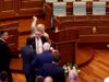Deputada atira ovos ao primeiro-ministro durante sessão no Parlamento do Kosovo