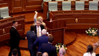 Deputada atira ovos ao primeiro-ministro durante sessão no Parlamento do Kosovo