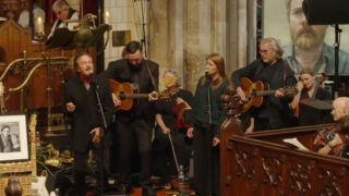 Eddie Vedder emociona ao cantar no funeral de Glen Hansard
